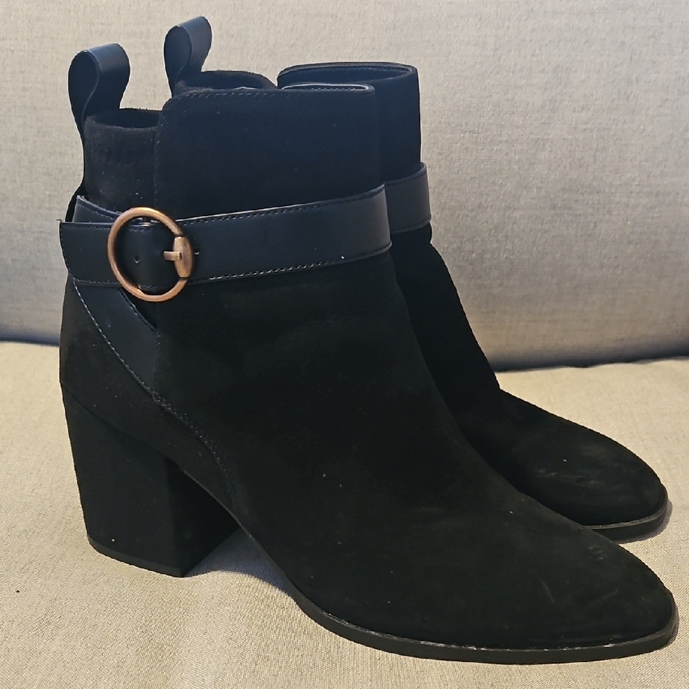 Vionic Black Ankle Boots with Gold Buckle Size 8 Soft Leather